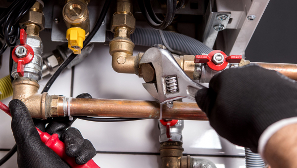 Installation d’un adoucisseur d’eau : quels avantages pour votre plomberie et votre confort ?