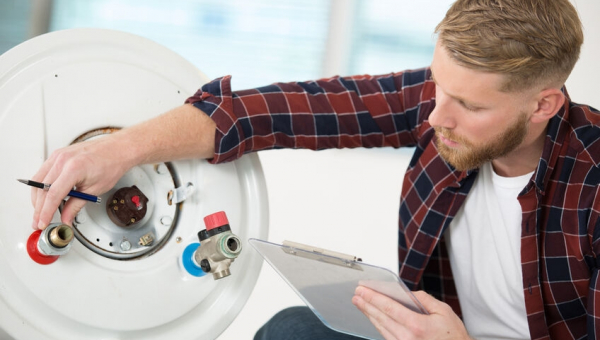 Pourquoi votre chauffe-eau fait du bruit et comment y remédier ?