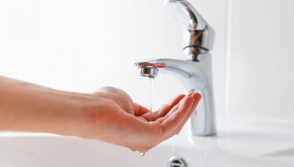 Pourquoi votre pression d’eau est-elle trop faible et comment la rétablir ?