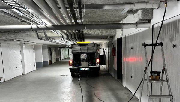 Intervention à Paris : Nicolas de Degadezo débouche une colonne de cuisine obstruée par les graisses